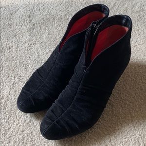 Pas De Rouge black suede ankle booties 38.5